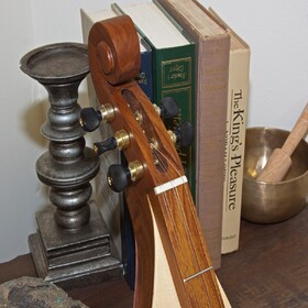Roosebeck DMCRT5 Roosebeck Mountain Dulcimer 5-String Cutaway Upper Bout F-Holes Scrolled Pegbox